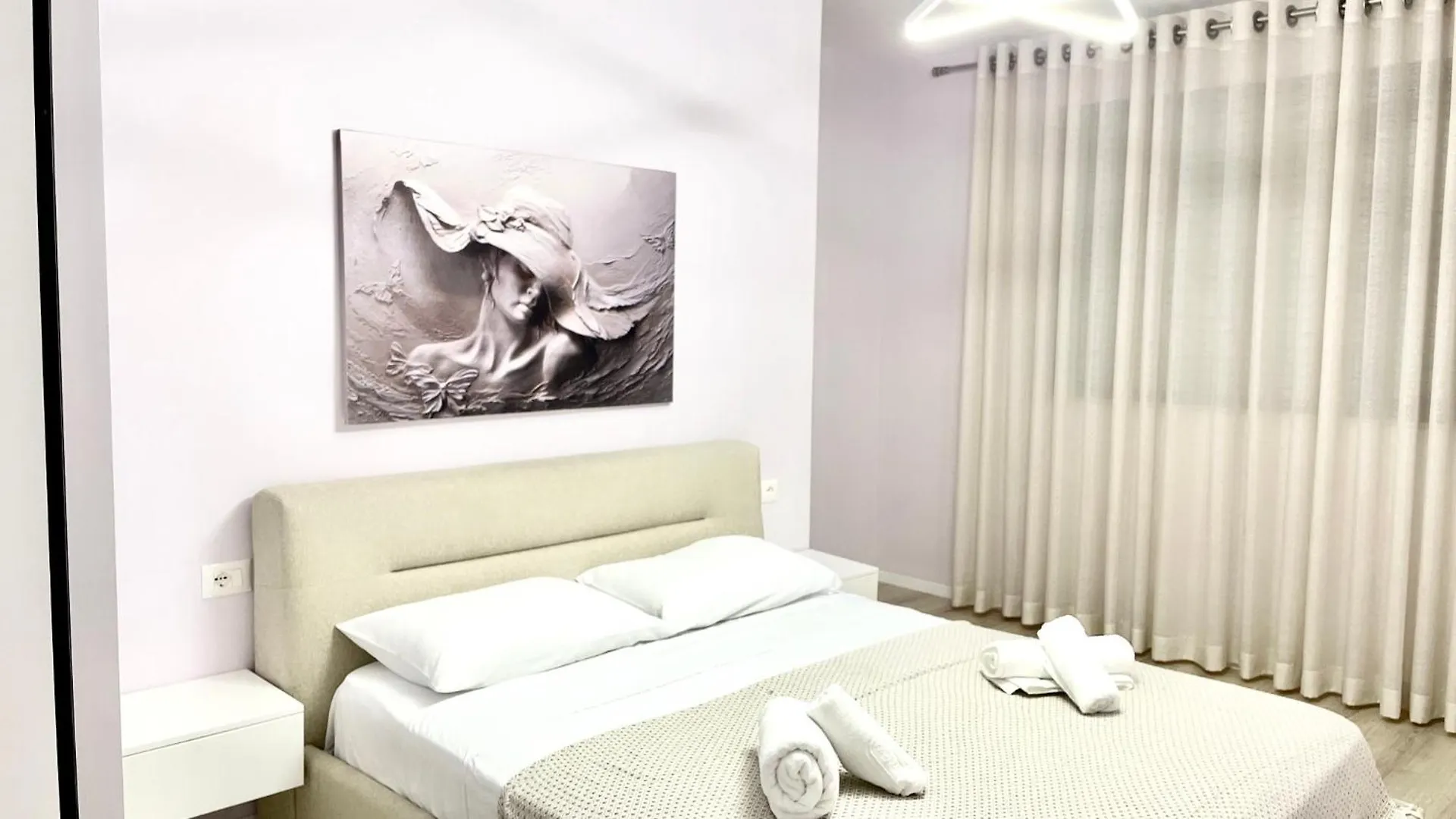 Lovely Apartment ティラナ